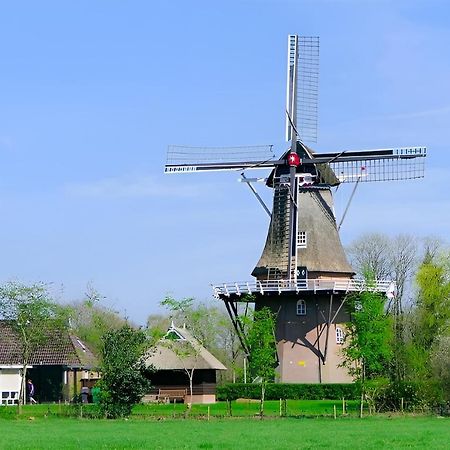 Woonboot In Sumar Gelegen Tussen Leeuwarden En Drachten Suameer 外观 照片