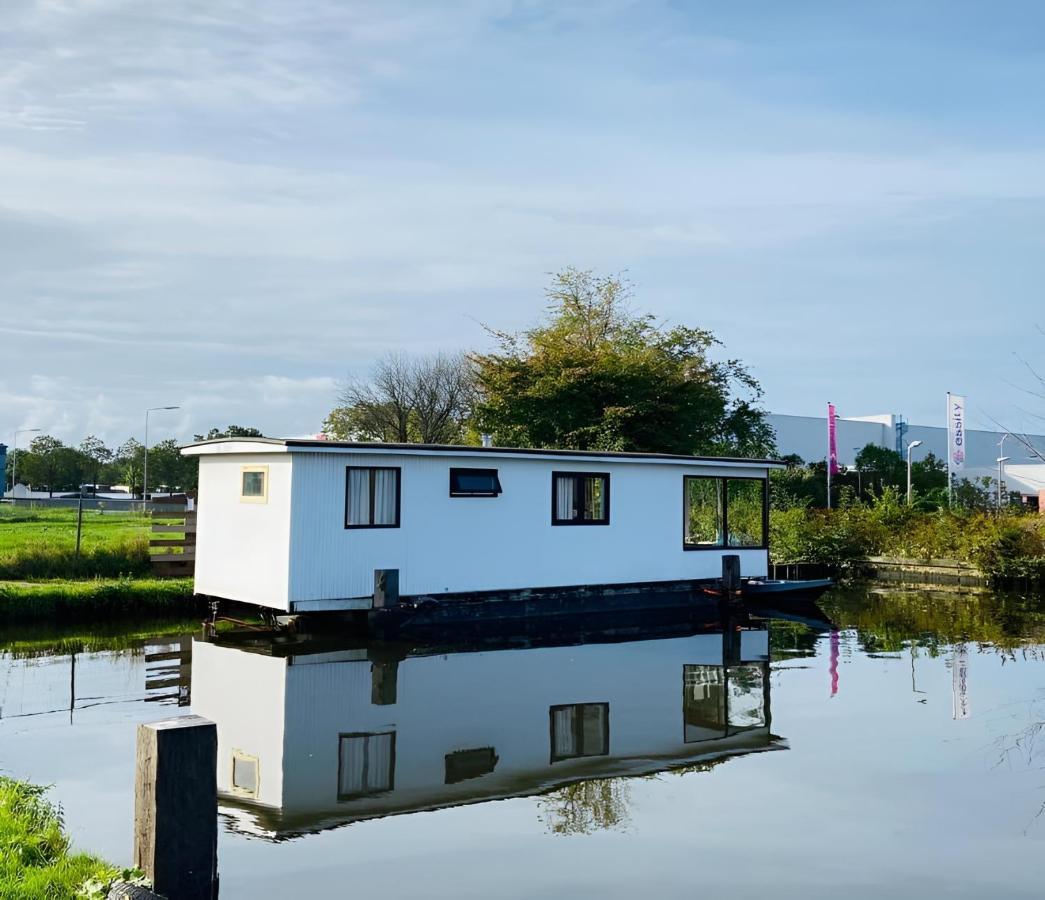 Woonboot In Sumar Gelegen Tussen Leeuwarden En Drachten Suameer 外观 照片