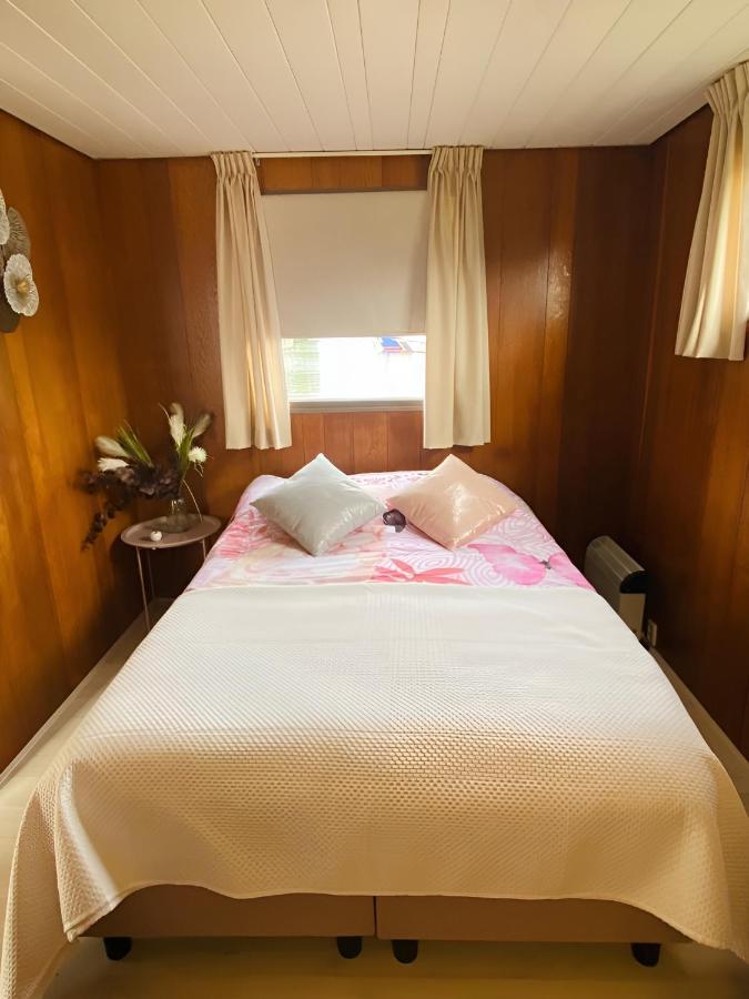 Woonboot In Sumar Gelegen Tussen Leeuwarden En Drachten Suameer 外观 照片