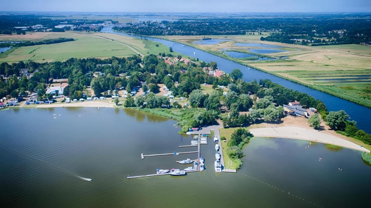 Woonboot In Sumar Gelegen Tussen Leeuwarden En Drachten Suameer 外观 照片