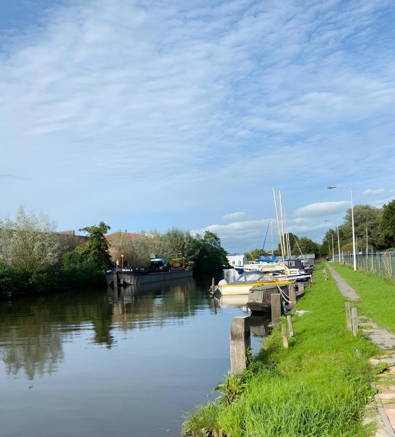 Woonboot In Sumar Gelegen Tussen Leeuwarden En Drachten Suameer 外观 照片