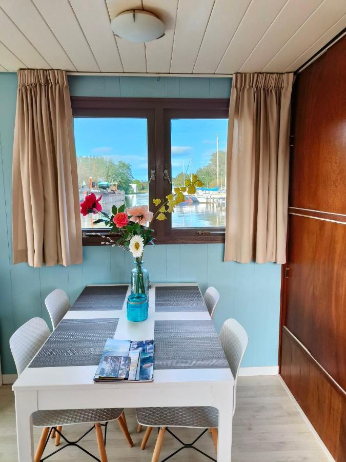 Woonboot In Sumar Gelegen Tussen Leeuwarden En Drachten Suameer 外观 照片